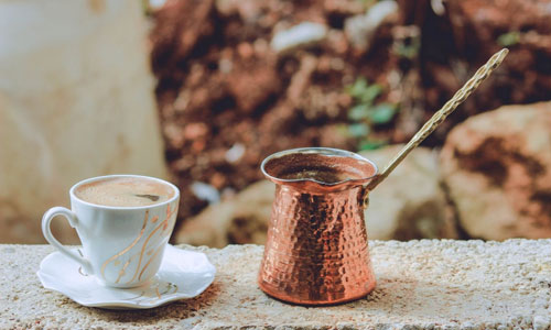 Кофе в Чашке и свежесваренный кофе в турке