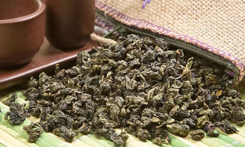 Молочный улун рассыпан по столу