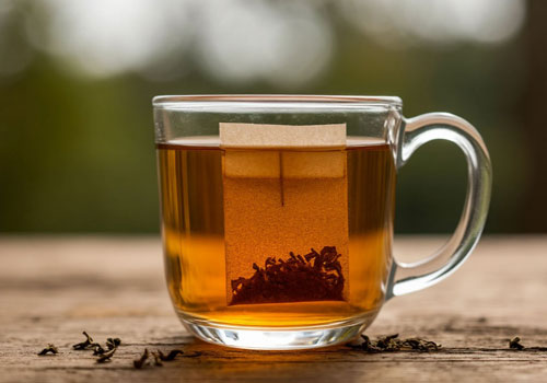 Чай в пакетике заваривается в чашке