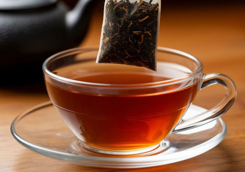 Чайный пакет заваривается в чашке