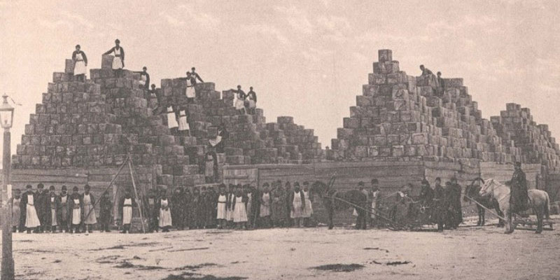 Чайные пирамиды во время проведения Ирбитской ярмарки - фото из архива Ирбитского историко-этнографического музея