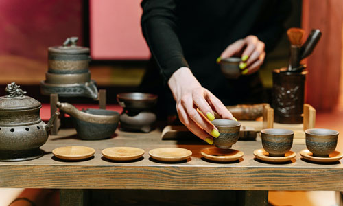 Чайная церемония с глиняной посудой