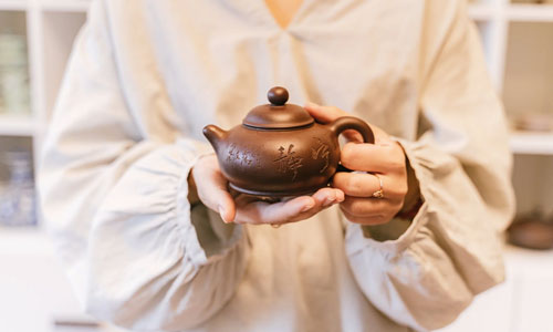 Глиняный чайник с гречишным чаем