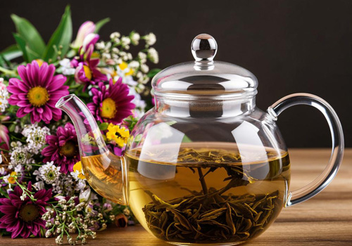 Чай заваренный в стеклянном заварнике Чай заваренный в стеклянном заварнике