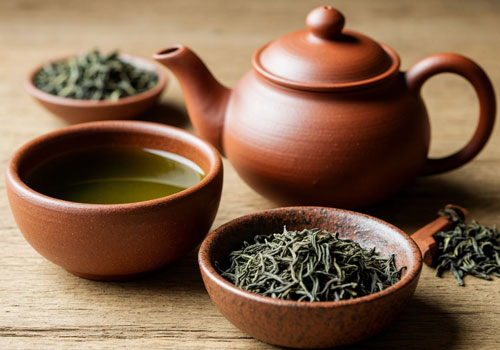 Зелёный чай в глиняном чайнике Зелёный чай в глиняном чайнике