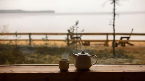Чаепитие с красивым видом на озеро