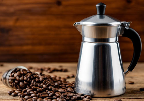 Кофейные зёрна и гейзерная кофеварка Кофейные зёрна и гейзерная кофеварка