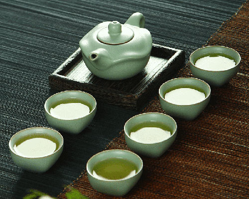 Чайник и чашка с зелёным чаем