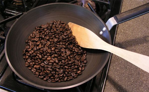 Как обжарить кофе в зёрнах дома на сковороде и в духовке