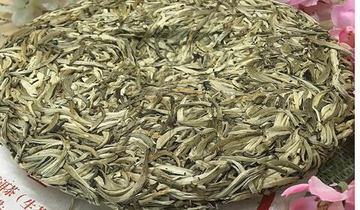 Белый прессованный чай «Чи Цзе Бинг Ча» (Серебристые пики, 2016г, провинция Юньнань)